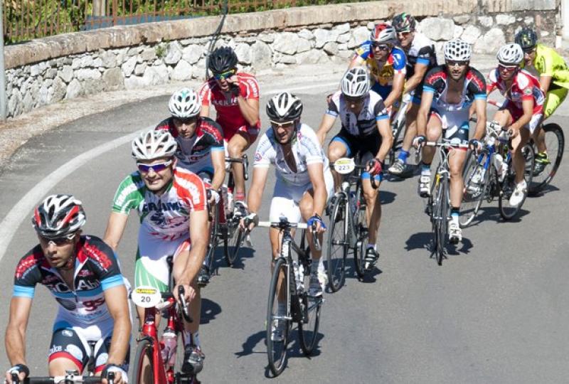 Passaggio nel centro storico di Montecchio (TR) - Granfondo dei Colli Amerini